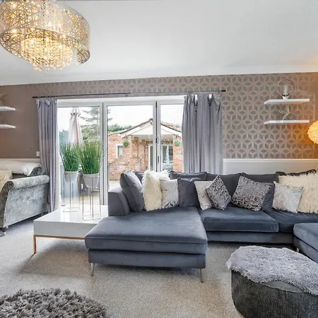 The Gardens - Stunning Farmhouse Holiday home *