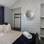 The Gardens - Stunning Farmhouse *