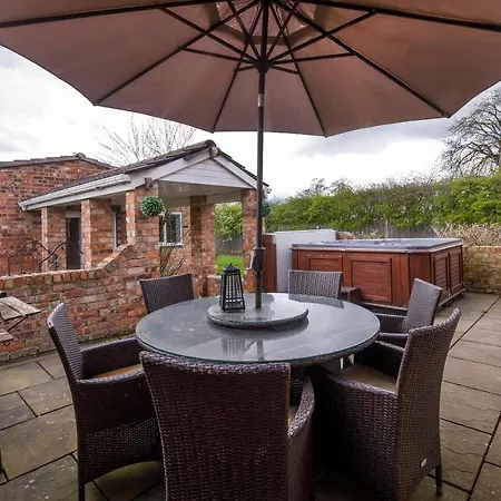 The Gardens - Stunning Farmhouse