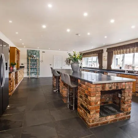 The Gardens - Stunning Farmhouse *