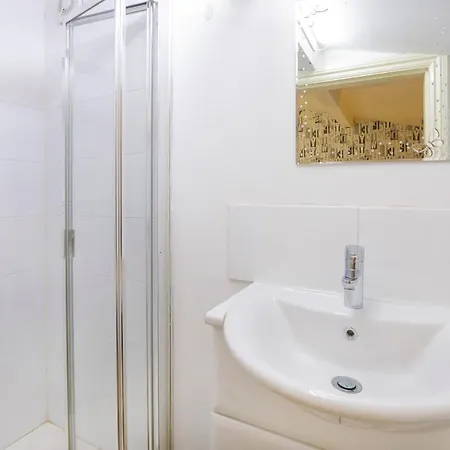 The Gardens - Stunning Farmhouse *