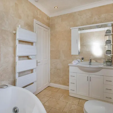 The Gardens - Stunning Farmhouse