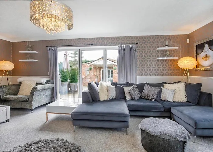 The Gardens - Stunning Farmhouse Holiday home *