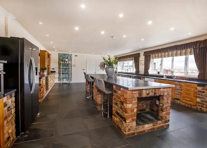 The Gardens - Stunning Farmhouse *