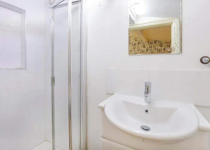 The Gardens - Stunning Farmhouse *