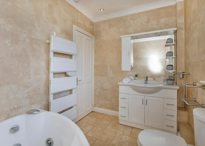 The Gardens - Stunning Farmhouse