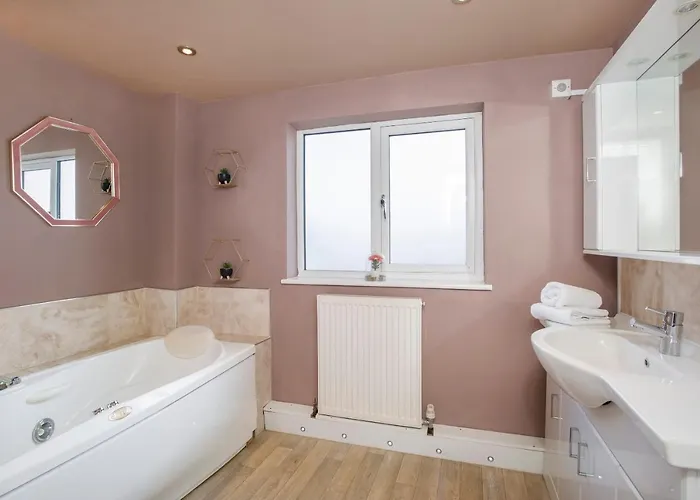 The Gardens - Stunning Farmhouse Holiday home *