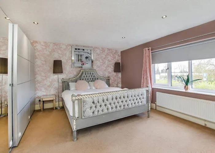 The Gardens - Stunning Farmhouse