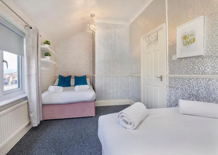 The Gardens - Stunning Farmhouse Holiday home York