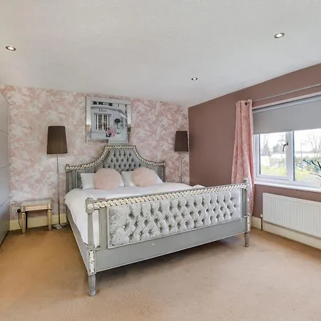 The Gardens - Stunning Farmhouse